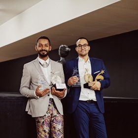 Spokojený majitel ceny Yemi.